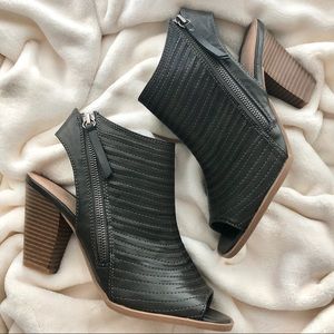 NWOT Chinese Laundry Peep Toe Booties